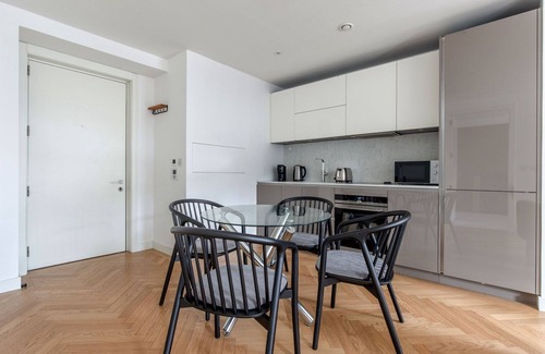 Elephant and Castle Apartment | Hip Southwark 1BR w/Concierge, nr Underground & Colleges, by Blueground