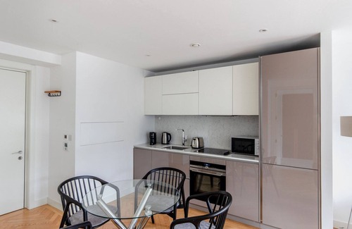 Elephant and Castle Apartment | Hip Southwark 1BR w/Concierge, nr Underground & Colleges, by Blueground