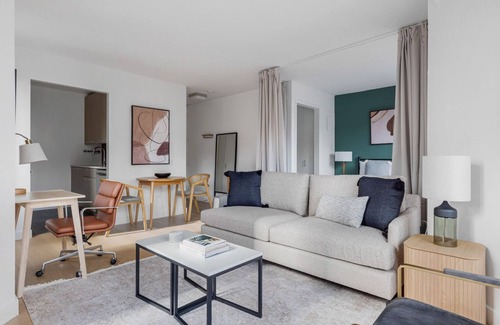 Tribeca Apartment | Hip Tribeca Studio w/Gym & Doorman, nr Freedom Tower, by Blueground