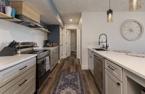 Wolf Creek House | Hip-Young-Fun LAKE HOUSE Guest Suite