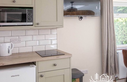 New Forest District Apartment | Hippo Room 8 - Peaceful Double - Garden View