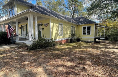 Mineola House | Historic 1-bedroom house with WiFi, washer and dryer. Short walk to town.