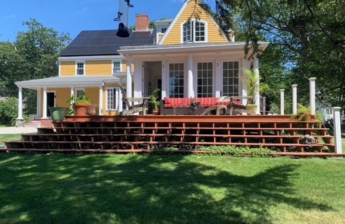 Rye House | Historic 1780 Farmhouse near the Sea: Sleeps 8-9