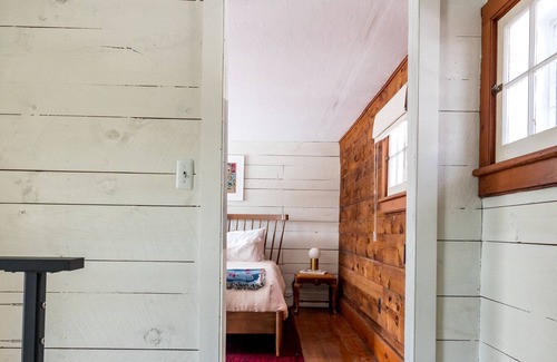Accord Cottage | Historic 1874 Krom Cottage: Tranquil Getaway