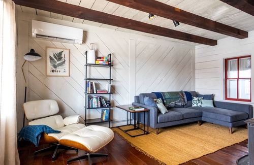 Accord Cottage | Historic 1874 Krom Cottage: Tranquil Getaway