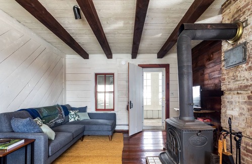 Accord Cottage | Historic 1874 Krom Cottage: Tranquil Getaway