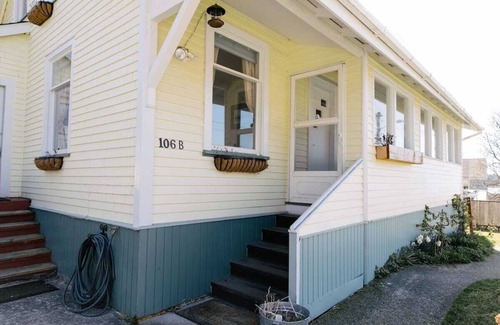 Sitka House | Historic 1930's Cottage Overlooking Crescent Harbor