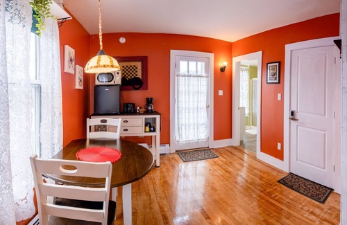 Bar Harbor Apartment | Historic 2 Cats Inn-Free Breakfast-Samson Room