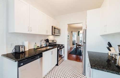Detroit Apartment | Historic 4-Apartment Bundle – Ideal for Groups!