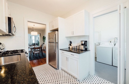 Detroit Apartment | Historic 4-Apartment Bundle – Ideal for Groups!