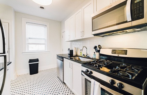 Detroit Apartment | Historic 4-Apartment Bundle – Ideal for Groups!