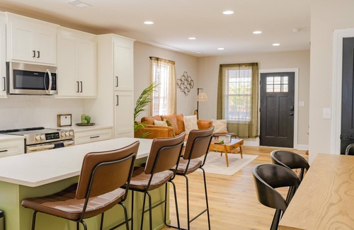 Columbia House | Historic 4 BDRM Duplex + Sleeps 10 + Fire pit + 3 mins to Downtown Columbia