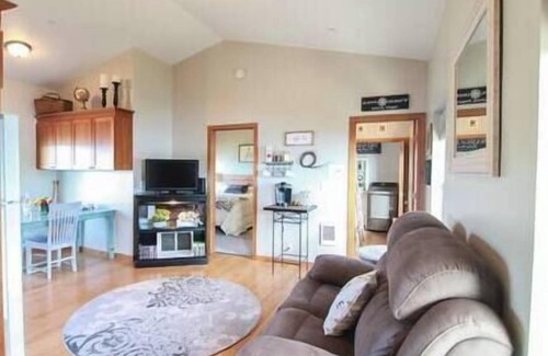 Astoria Bed & Breakfast | Historic Astoria Waterfront Views & Vintage Vibes