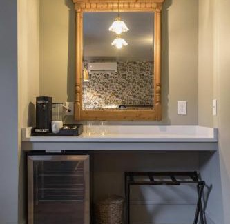 Harleston Village Bed & Breakfast | Historic B&B Veranda King Suite Walk to King