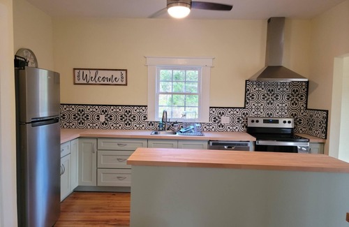 Roseland House | Historic Bungalow 30 minutes from Wintergreen