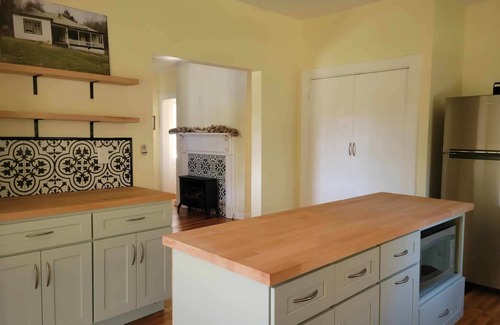 Roseland House | Historic Bungalow 30 minutes from Wintergreen