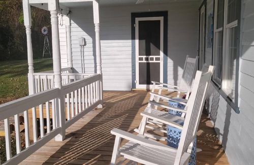 Roseland House | Historic Bungalow 30 minutes from Wintergreen