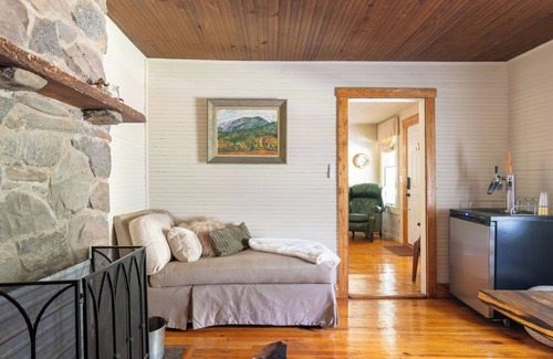 Celo Cabin | Historic cabin on 14 acres in the mountains of western NC, Wi-Fi & W-D