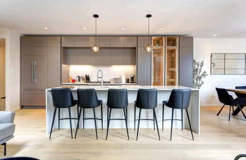 Plateau Mont Royal Apartment | Historic Charm Overlooking Parc Lafontaine!