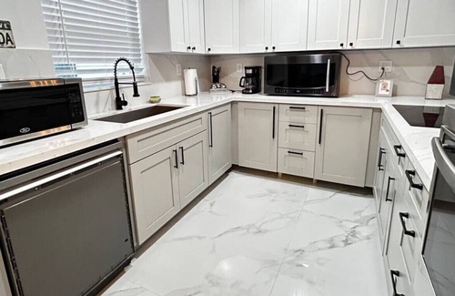 Hendricks and Venice Isles House | Historic Charm?5 min beach/Las Olas 15 airport