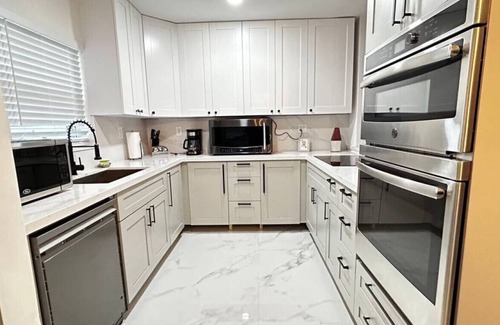 Hendricks and Venice Isles House | Historic Charm?5 min beach/Las Olas 15 airport