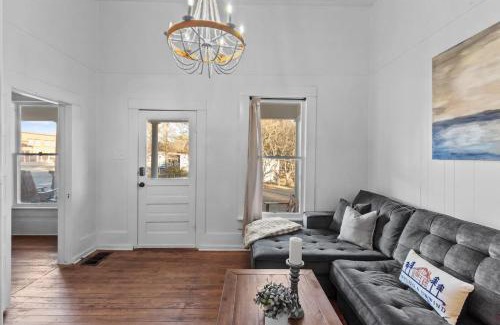 Mooringsport House | Historic Charming Ivy House, Blocks From Caddo