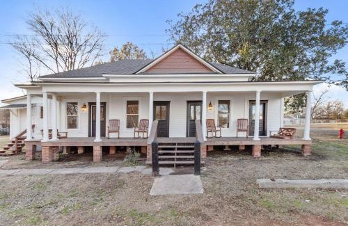 Mooringsport House | Historic Charming Ivy House, Blocks From Caddo
