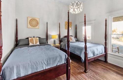 Mooringsport House | Historic Charming Ivy House, Blocks From Caddo