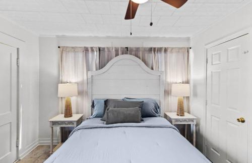 Mooringsport House | Historic Charming Ivy House, Blocks From Caddo