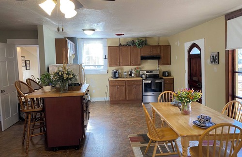 Springfield House | Historic Charming private 1-bedroom Cottage Home in Springfield with AC, WiFi