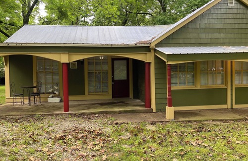 Springfield House | Historic Charming private 1-bedroom Cottage Home in Springfield with AC, WiFi