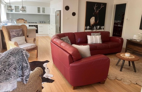 Warburton Cottage | Historic Cottage 4 Riverside Dve. Pet friendly, flat fenced yard on the River.