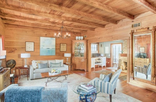 Historic District - North Cottage | Historic Cottage c.1820, Private Parking, Close to River by Lucky Savannah