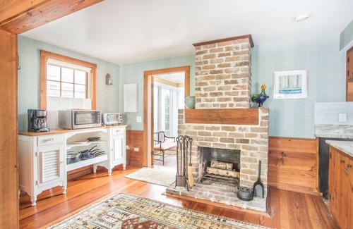 Historic District - North Cottage | Historic Cottage c.1820, Private Parking, Close to River by Lucky Savannah