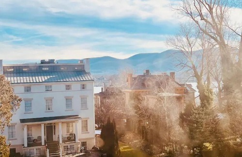 Balmville House | Historic Cottage with View on the Hudson River