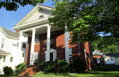 Bellepoint House | Historic District gem! Beautiful home, gorgeous decor, antiques-walk everywhere!
