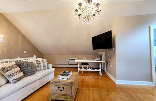 Suffield Apartment | Historic Estate Studio Loft