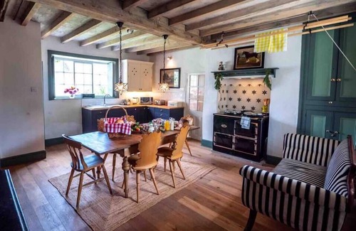 Scunthorpe Other | Historic Farm Cottage with Spa & Catering: up-to 7 guests