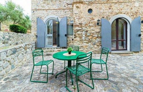 Roccella Jonica House | Historic Farmhouse Among Olive Groves Near The Sea