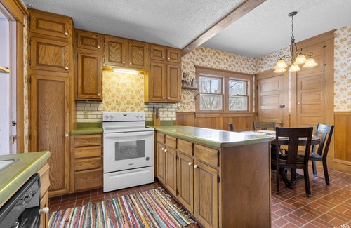 Marion House | Historic farmhouse on an acreage in Marion