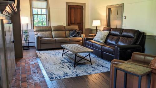 Dundee House | Historic Farmhouse with Gardens