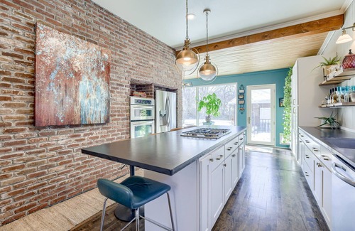 Southeast Omaha House | Historic Field Club Retreat Spacious Stay for 12