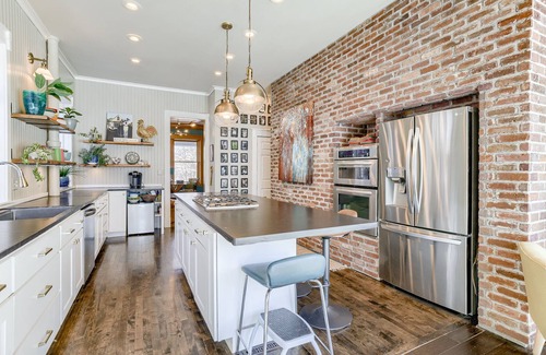Southeast Omaha House | Historic Field Club Retreat Spacious Stay for 12