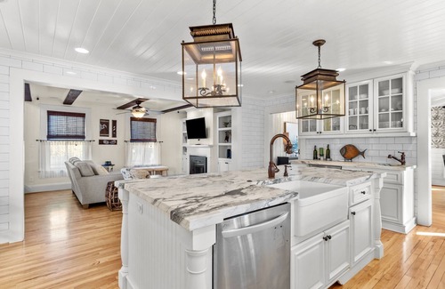 Emerald Isle House | Historic home in seaside village of Swansboro w/private beach parking