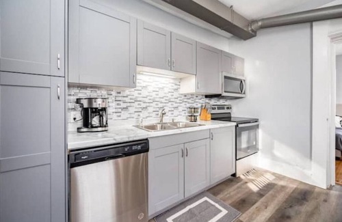 Mount Vernon Apartment | Historic Home Next to Cornell College