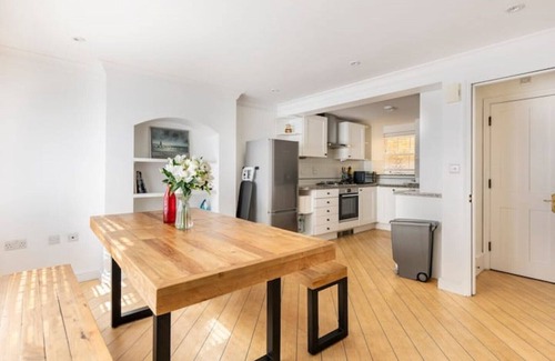 Belgravia House | Historic Home with Modern Comfort | 3 mins to Victoria station