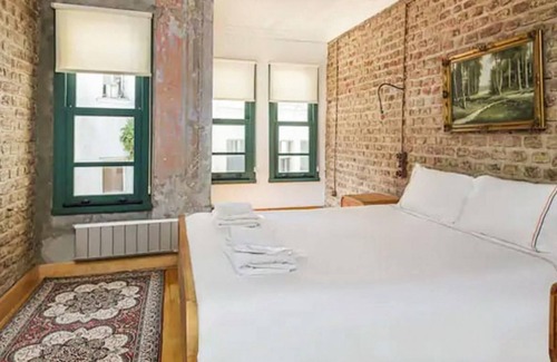 Balat Villa | Historic House near Popular Landmarks in Balat