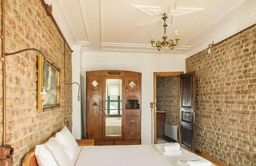 Balat Villa | Historic House near Popular Landmarks in Balat