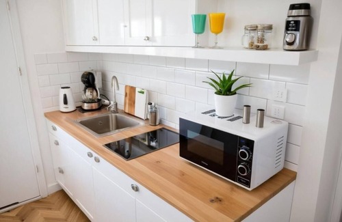 Kleparz Apartment | Historic Krakow Studio: Balcony, Kitchenette & Walk to Attractions