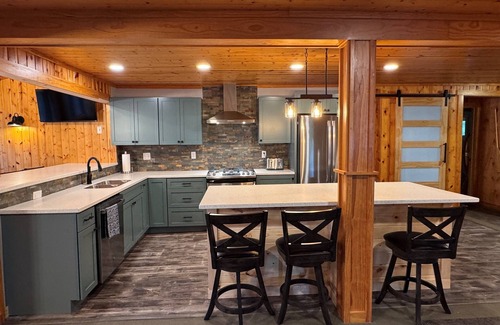 Tomahawk Cabin | Historic Lake Lodge | Peninsula Views | Laundry Room | Gourmet Kitchen + Beach
